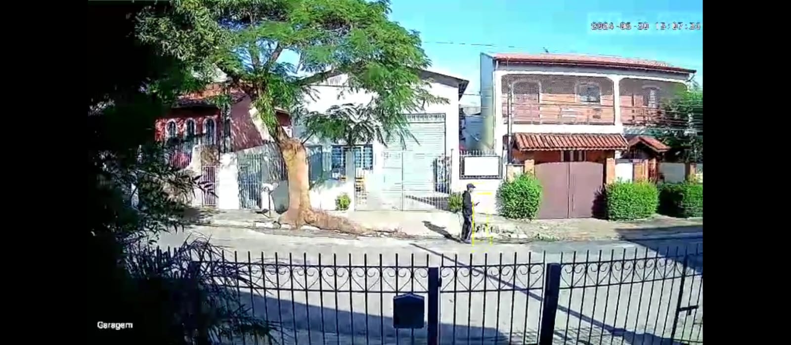  Vídeo mostra casa sendo furtada em plena luz do dia no São Vicente